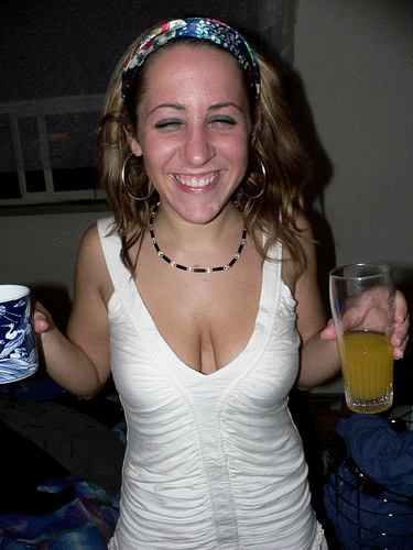 http://vidaordinaria.files.wordpress.com/2009/06/drunk-girl.gif